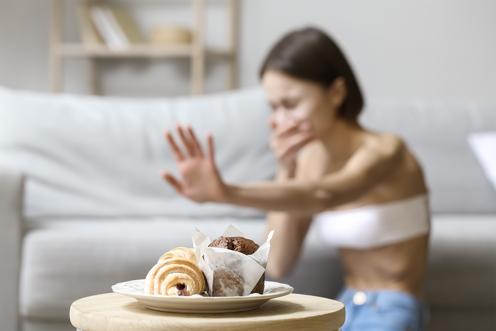 žena-trpiaca-anorexiou-a-odmieta-zákusky